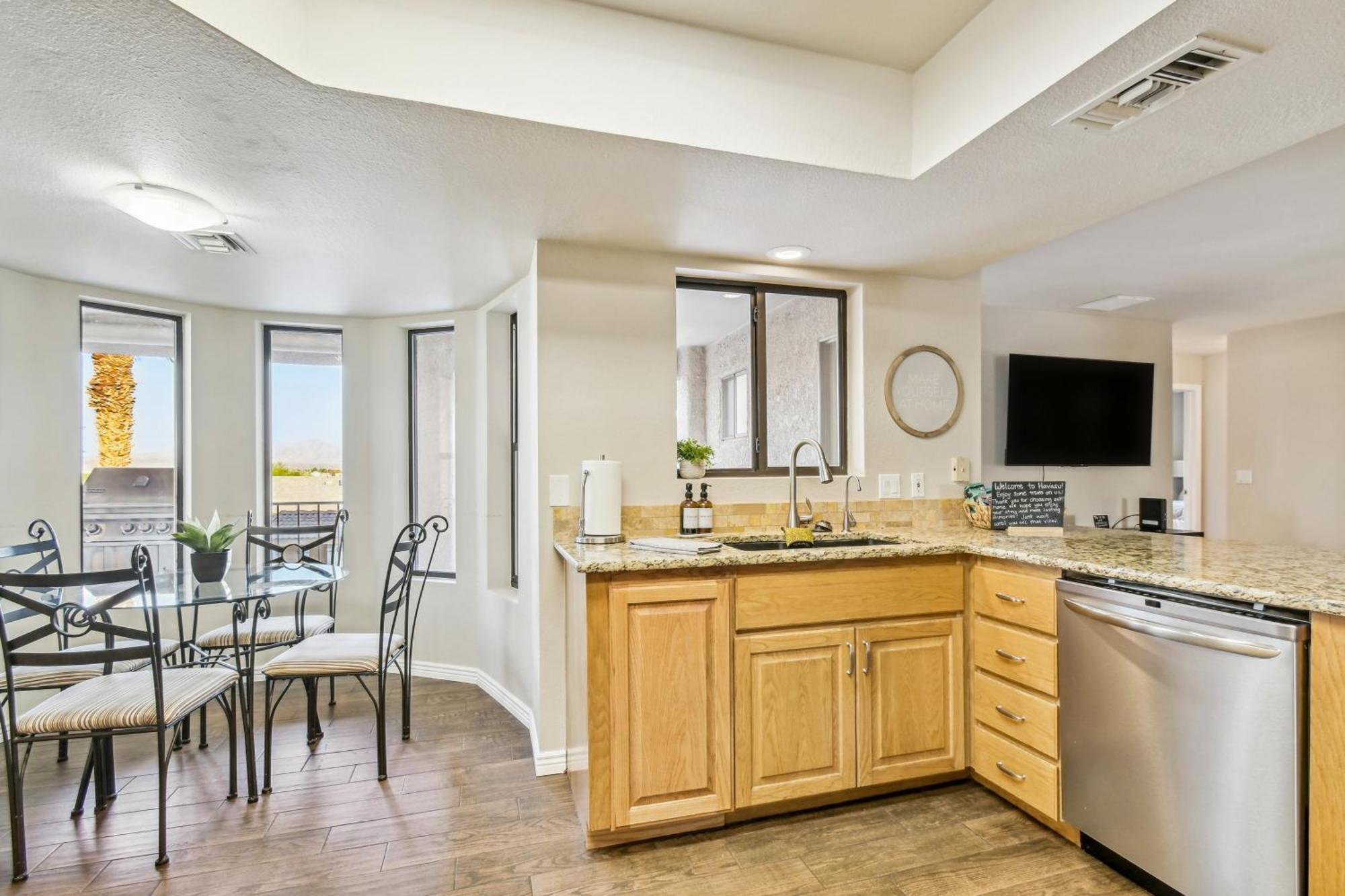 Lake Havasu Oasis With Lake View, 1 Mi To Beach! Lake Havasu City Eksteriør bilde